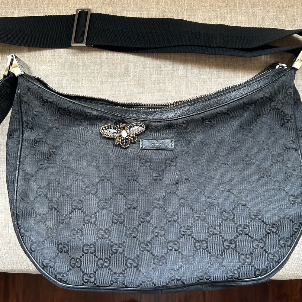 Gucci Black Monogram Bag with Embellished Bee - Picture 2 of 15